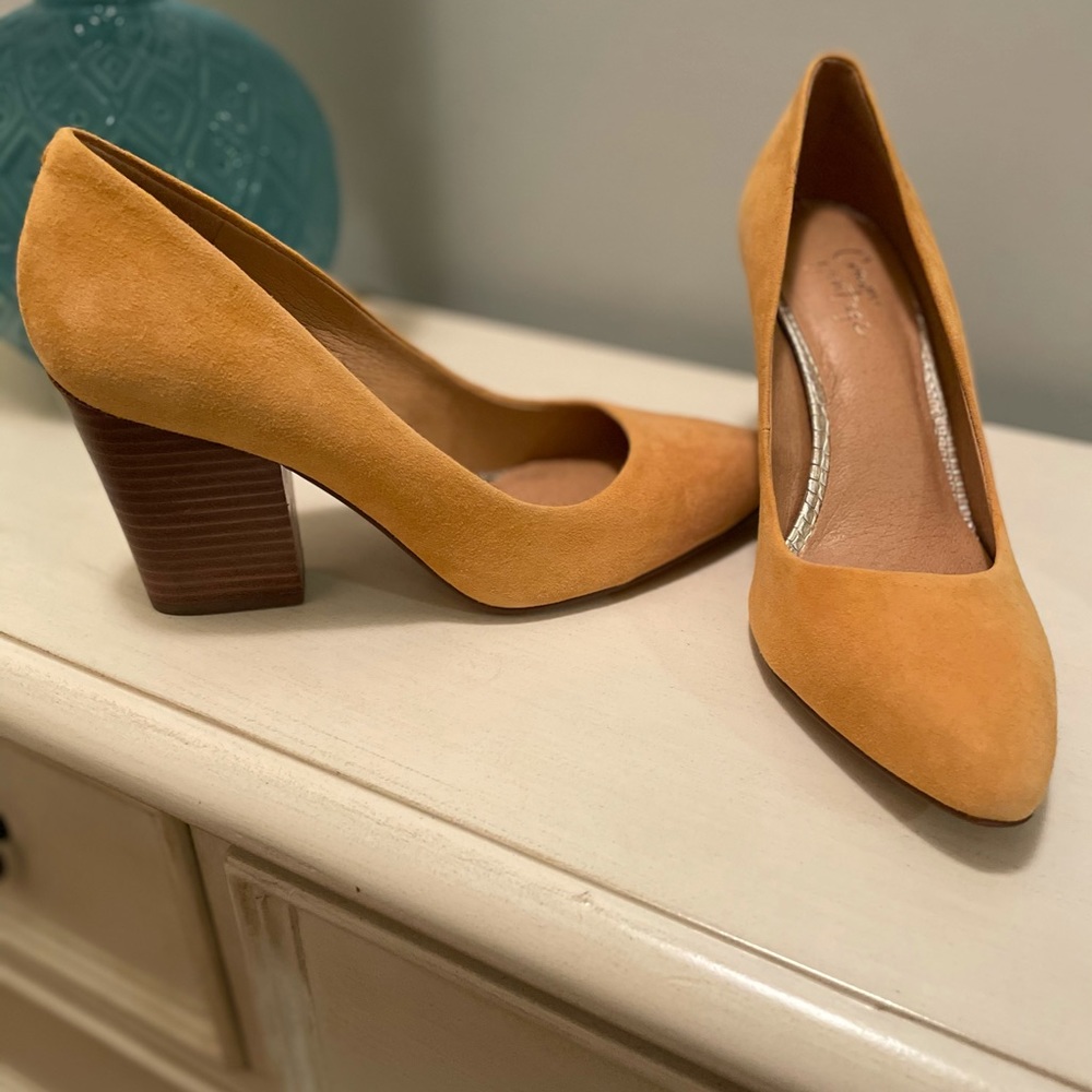 Crown Vintage Pumps